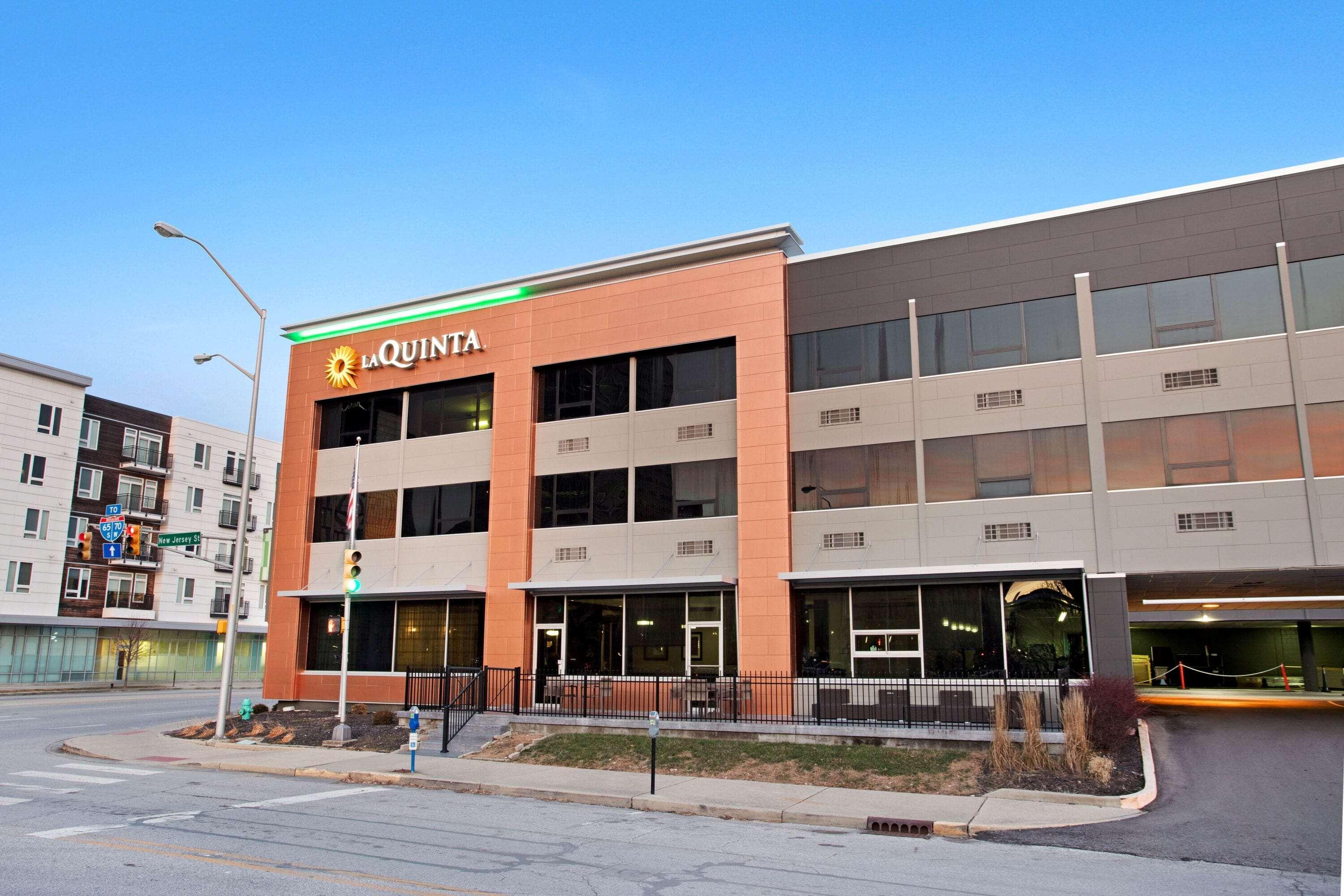 La Quinta Inn & Suites By Wyndham Indianapolis Downtown المظهر الخارجي الصورة