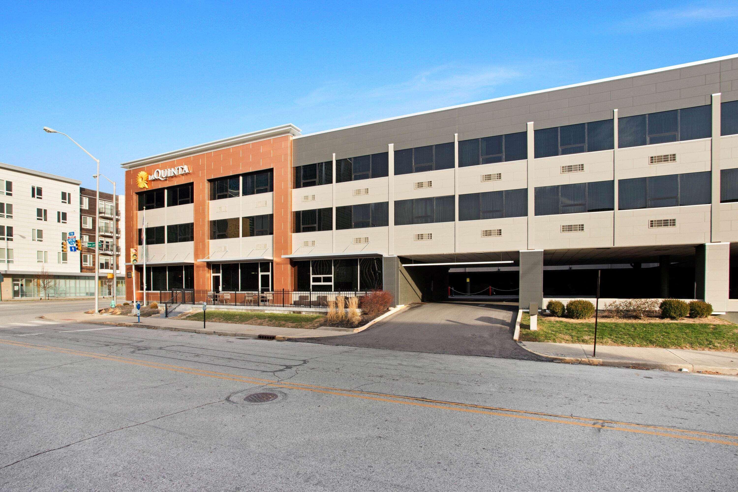 La Quinta Inn & Suites By Wyndham Indianapolis Downtown المظهر الخارجي الصورة